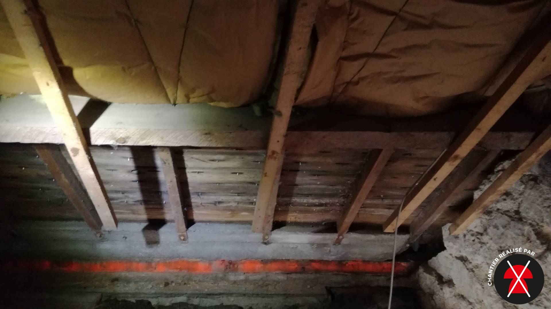 La fuite d’eau responsable de l’apparition de la mérule est quatre étage plus haut, au niveau du toit